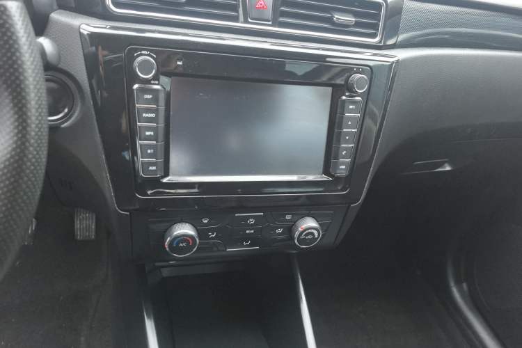 Used Dongfeng Fengon 580 2016 1.8L Manual Comfort Model Audio And AC Panel