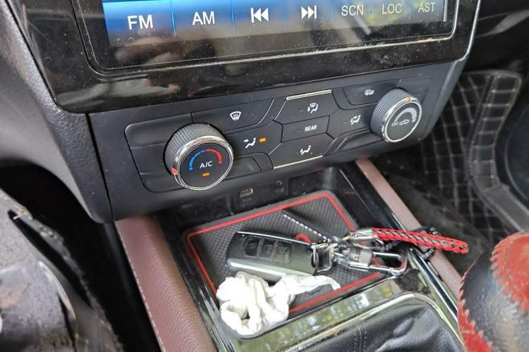 Used Dongfeng Fengon 580 2016 1.5T Manual Luxury Edition Audio And AC Panel