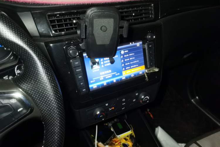 Used Dongfeng Fengon 580 2016 1.8L Manual Comfort Model Audio And AC Panel