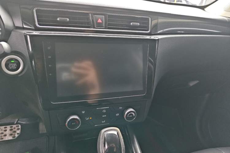 Used Dongfeng Fengon 580 2016 Revised Version 1.5T CVT Luxury Edition Audio And AC Panel