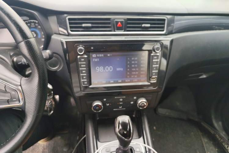 Used Dongfeng Fengon 580 2016 Revised Version 1.5T CVT Comfort Edition Audio And AC Panel