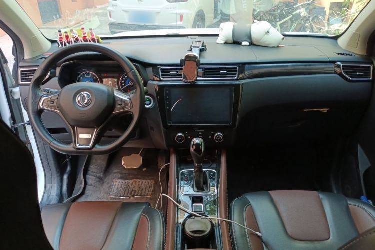 Used Dongfeng Fengon 580 2016 Revised Version 1.5T CVT Luxury Edition Center Console