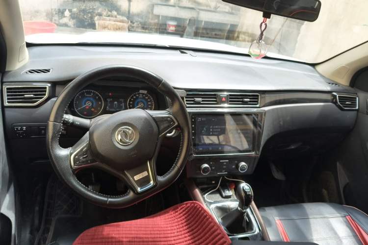 Used Dongfeng Fengon 580 2016 1.5T Manual Luxury Edition Center Console