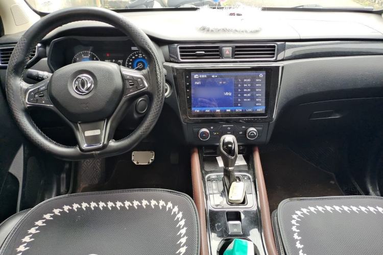 Used Dongfeng Fengon 580 2016 Revised Version 1.5T CVT Luxury Edition Center Console