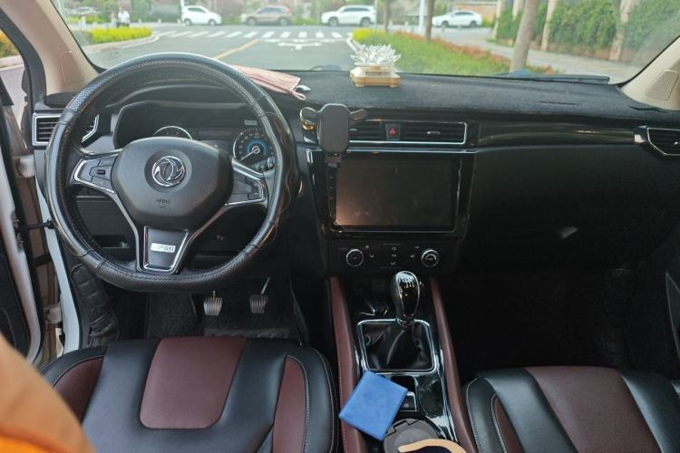 Used Dongfeng Fengon 580 2016 1.5T Manual Luxury Edition Center Console