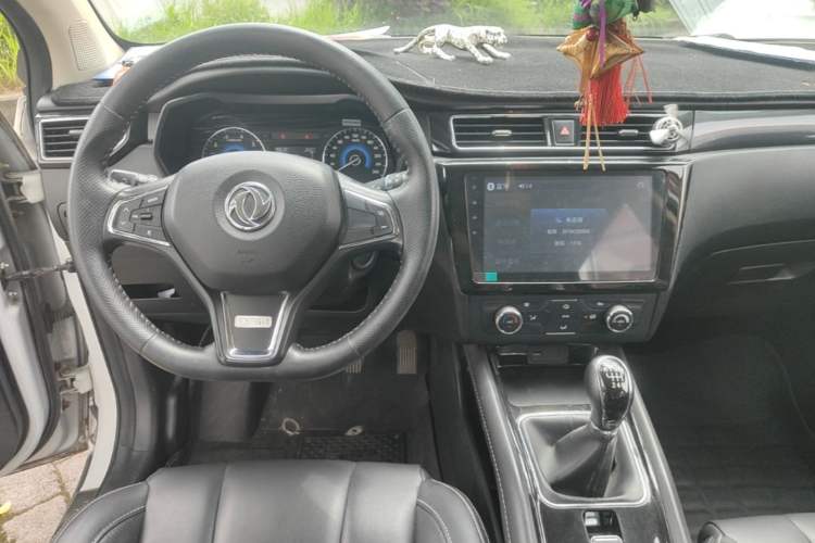 Used Dongfeng Fengon 580 2016 1.5T Manual Luxury Edition Center Console