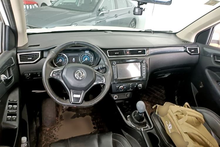 Used Dongfeng Fengon 580 2016 1.8L Manual Comfort Model Center Console