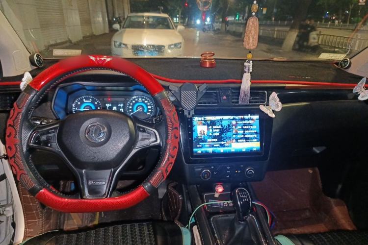 Used Dongfeng Fengon 580 2016 1.5T Manual Luxury Edition Center Console