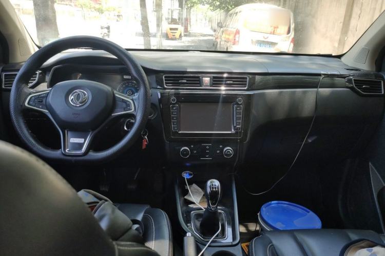 Used Dongfeng Fengon 580 2016 1.8L Manual Comfort Model Center Console