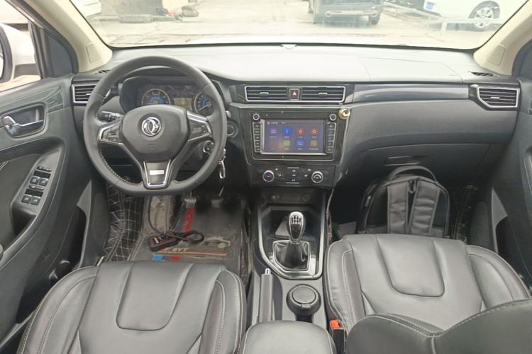 Used Dongfeng Fengon 580 2016 1.8L Manual Comfort Model Center Console