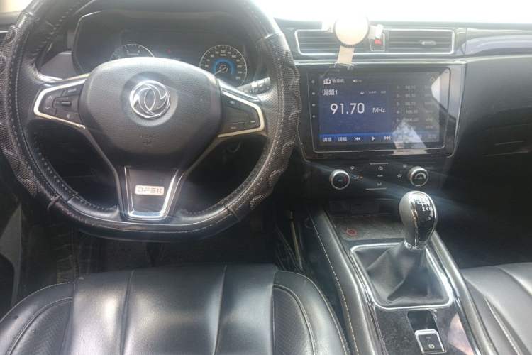 Used Dongfeng Fengon 580 2016 1.5T Manual Luxury Edition Center Console