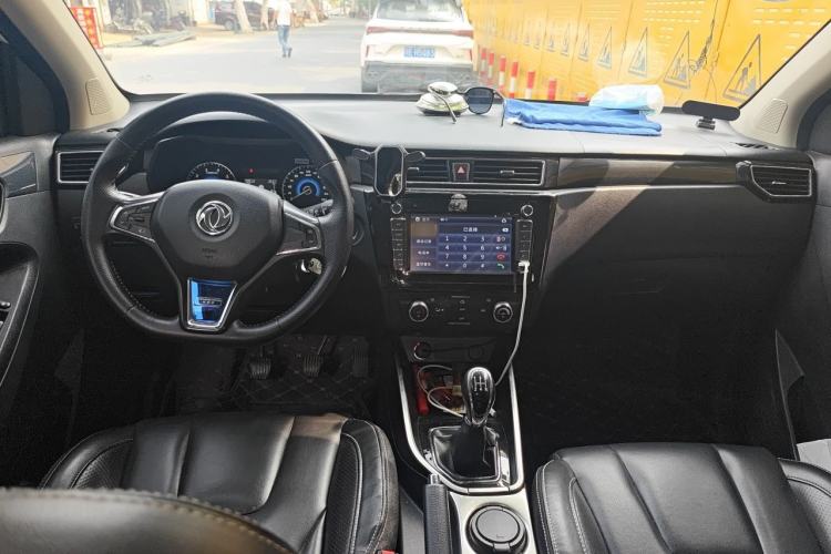 Used Dongfeng Fengon 580 2016 1.8L Manual Comfort Model Center Console