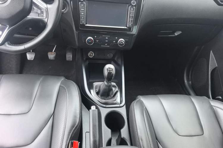 Used Dongfeng Fengon 580 2016 1.8L Manual Comfort Model Center Console
