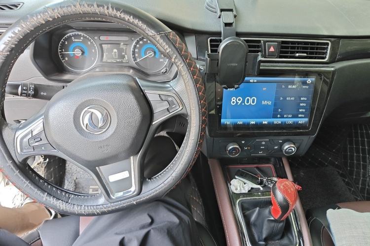 Used Dongfeng Fengon 580 2016 1.5T Manual Luxury Edition Center Console