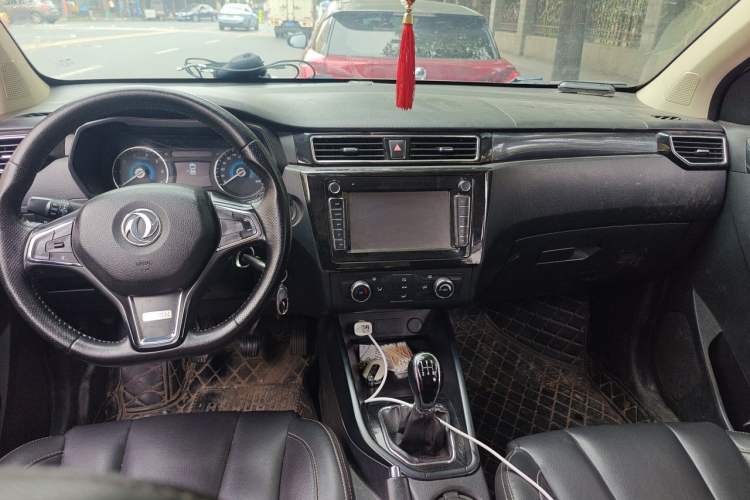Used Dongfeng Fengon 580 2016 1.8L Manual Comfort Model Center Console