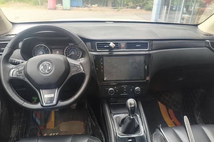 Used Dongfeng Fengon 580 2016 1.5T Manual Luxury Edition Center Console