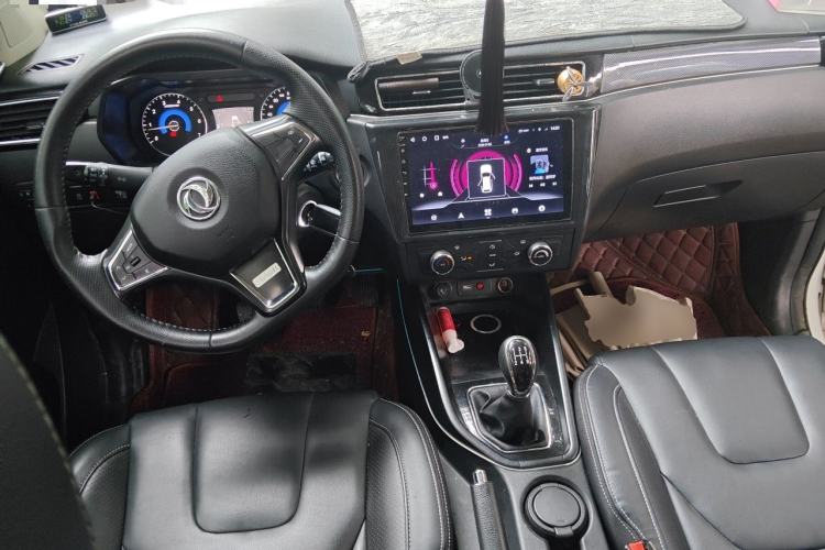Used Dongfeng Fengon 580 2016 1.8L Manual Comfort Model Center Console