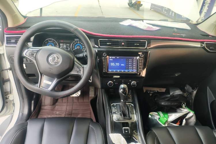 Used Dongfeng Fengon 580 2016 Revised Version 1.5T CVT Comfort Edition Center Console