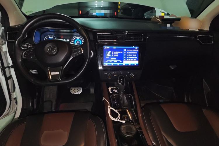 Used Dongfeng Fengon 580 2016 Revised Version 1.5T CVT Luxury Edition Center Console