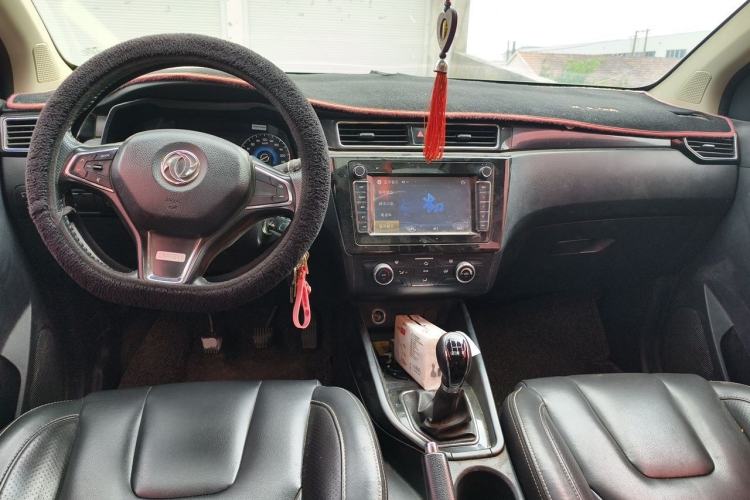 Used Dongfeng Fengon 580 2016 1.8L Manual Comfort Model Center Console