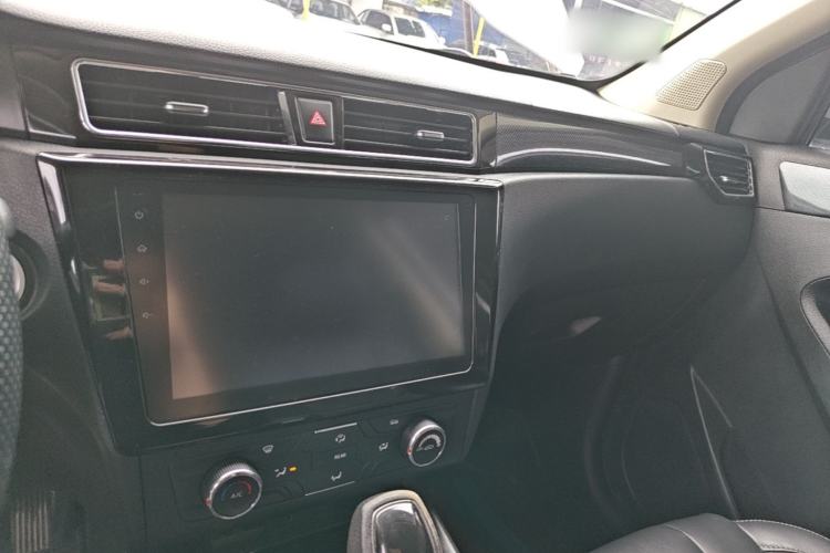 Used Dongfeng Fengon 580 2016 Revised Version 1.5T CVT Luxury Edition Center Console