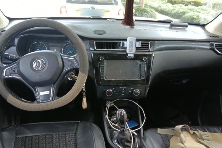 Used Dongfeng Fengon 580 2016 1.8L Manual Comfort Model Center Console