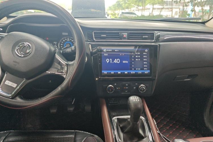 Used Dongfeng Fengon 580 2016 1.5T Manual Luxury Edition Center Console