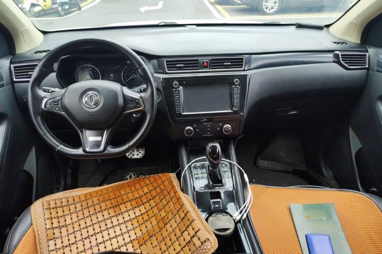 Used Dongfeng Fengon 580 2016 Revised Version 1.5T CVT Comfort Edition Center Console
