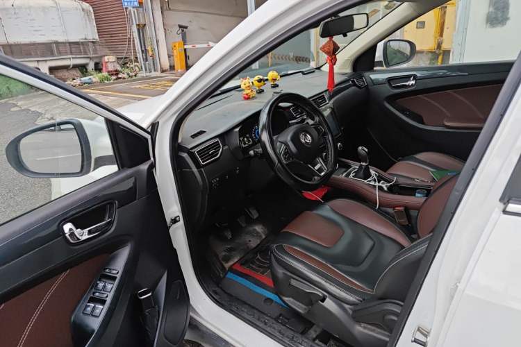 Used Dongfeng Fengon 580 2016 1.5T Manual Luxury Edition Driver Seat