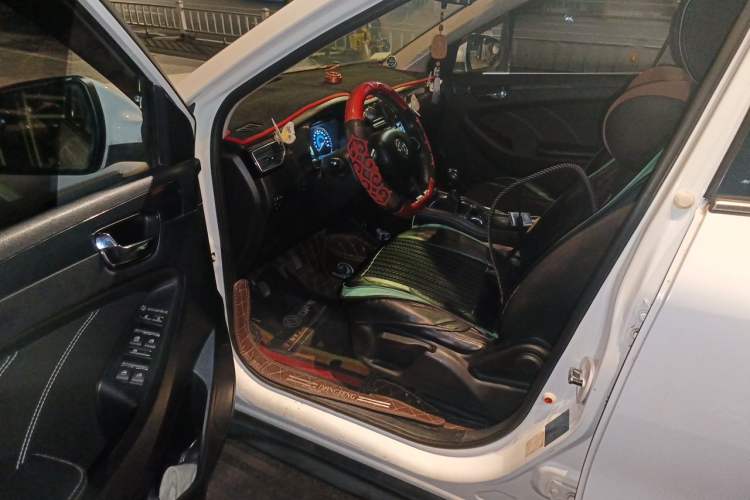 Used Dongfeng Fengon 580 2016 1.5T Manual Luxury Edition Driver Seat