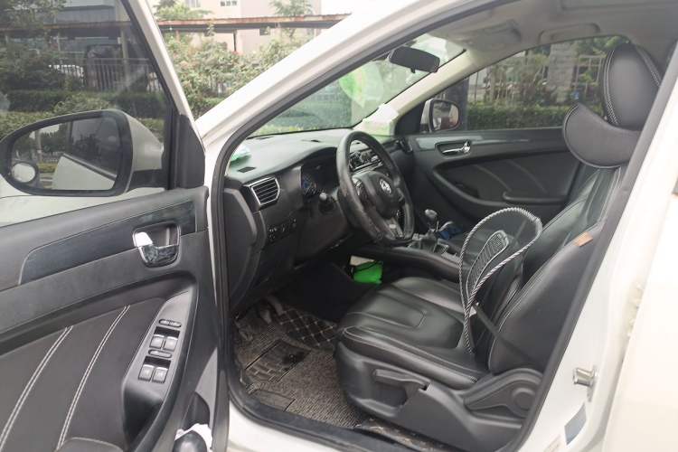 Used Dongfeng Fengon 580 2016 1.5T Manual Luxury Edition Driver Seat