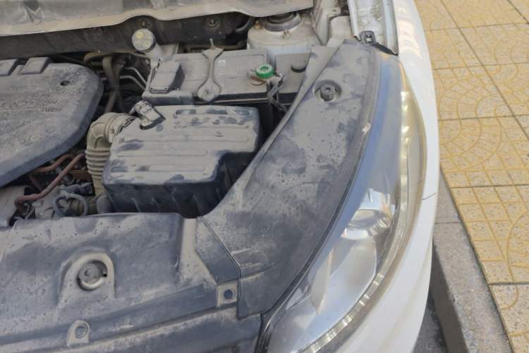 Used Dongfeng Fengon 580 2016 1.5T Manual Comfort Model Engine Bay Left