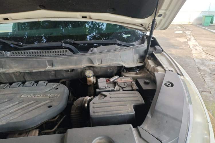 Used Dongfeng Fengon 580 2016 Revised Version 1.5T CVT Luxury Edition Engine Bay Left