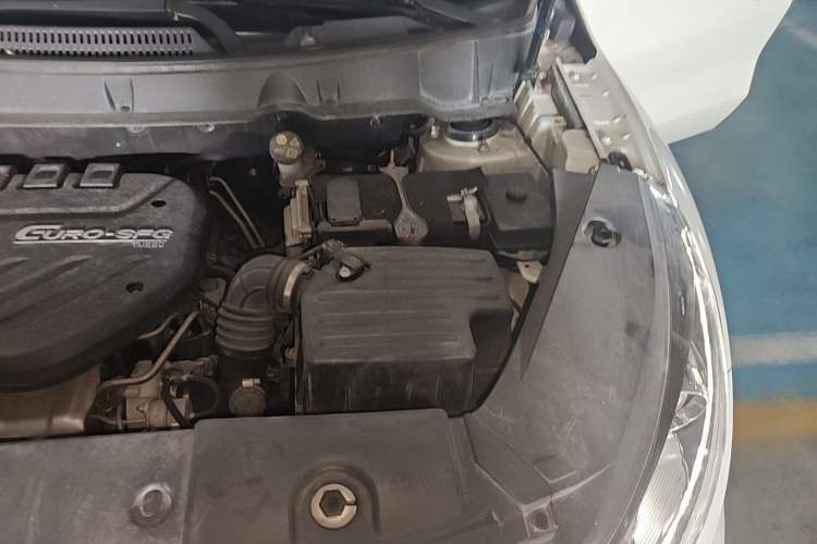 Used Dongfeng Fengon 580 2016 1.5T Manual Luxury Edition Engine Bay Left