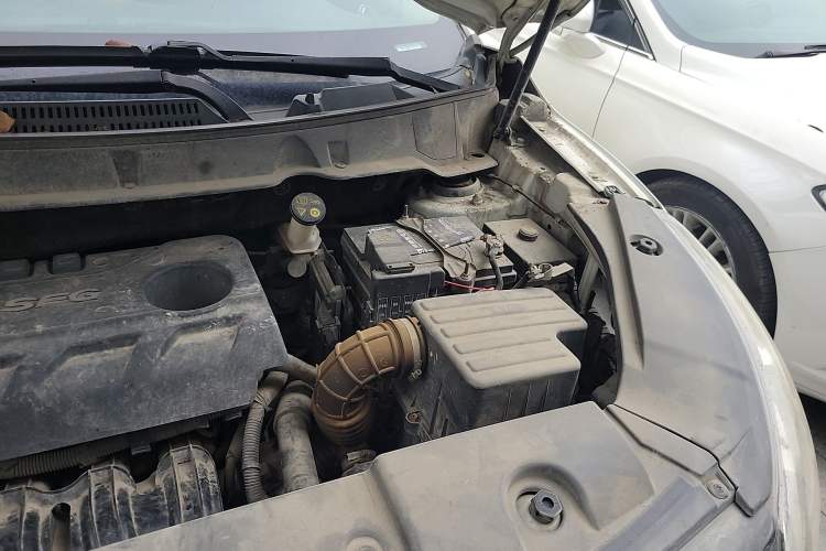 Used Dongfeng Fengon 580 2016 1.8L Manual Comfort Model Engine Bay Left