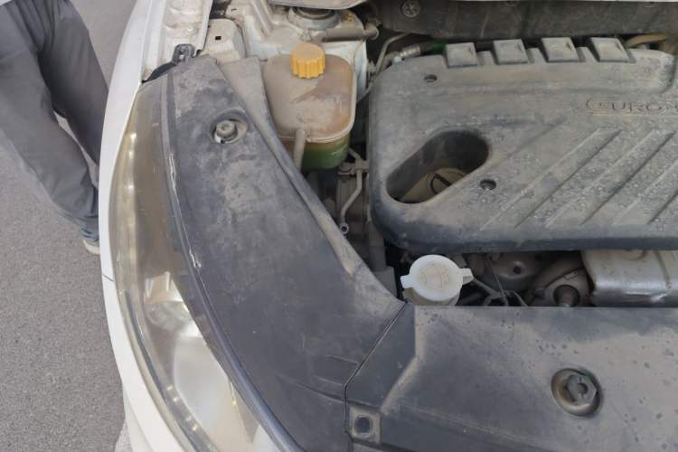 Used Dongfeng Fengon 580 2016 1.5T Manual Comfort Model Engine Bay Right
