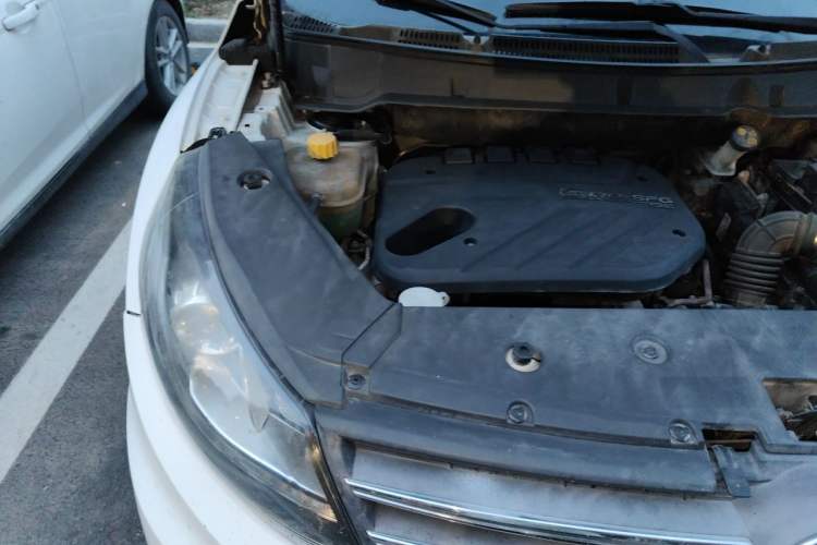 Used Dongfeng Fengon 580 2016 Revised Version 1.5T CVT Luxury Edition Engine Bay Right