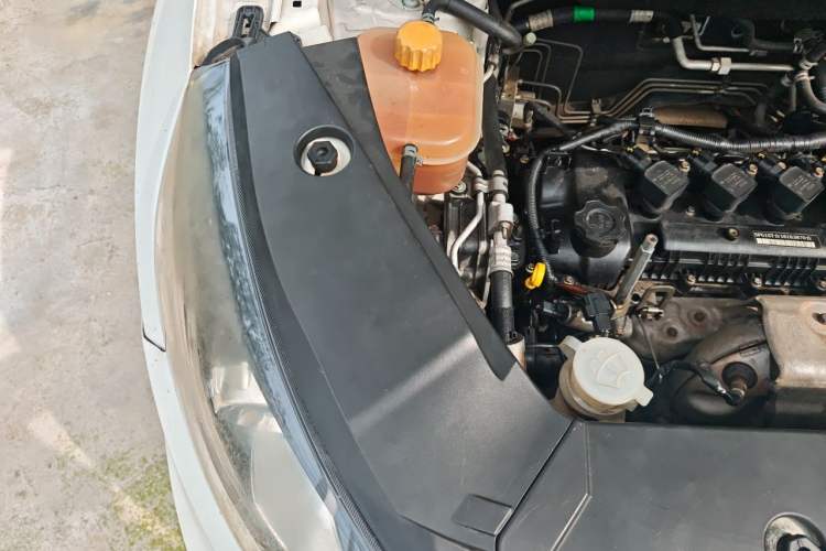Used Dongfeng Fengon 580 2016 1.5T Manual Luxury Edition Engine Bay Right