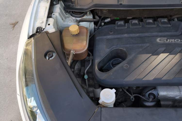 Used Dongfeng Fengon 580 2016 Revised Version 1.5T CVT Luxury Edition Engine Bay Right