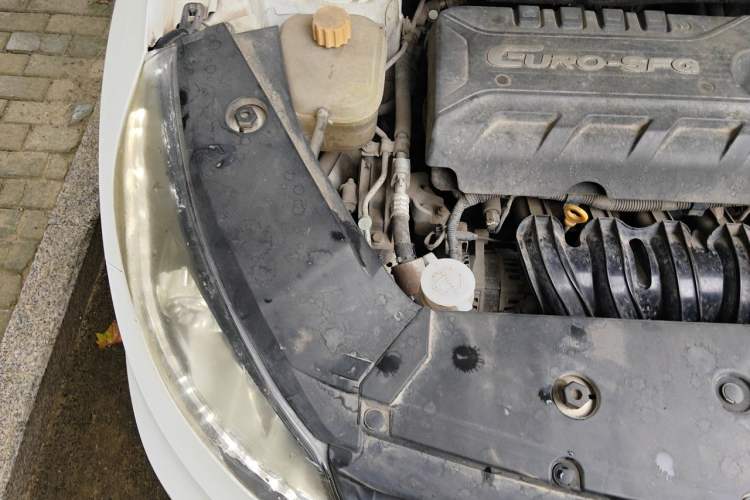 Used Dongfeng Fengon 580 2016 1.8L Manual Comfort Model Engine Bay Right