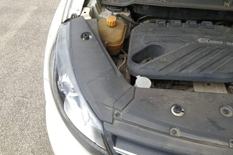 Used Dongfeng Fengon 580 2016 1.5T Manual Luxury Edition Engine Bay Right
