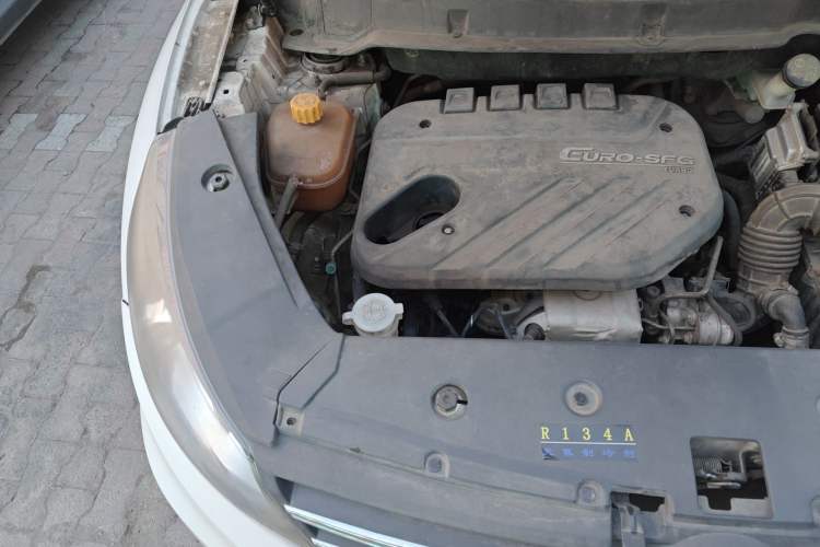 Used Dongfeng Fengon 580 2016 1.5T Manual Luxury Edition Engine Bay Right
