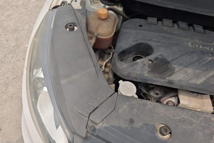 Used Dongfeng Fengon 580 2016 1.5T Manual Luxury Edition Engine Bay Right