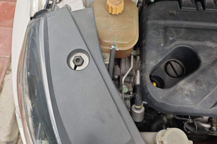 Used Dongfeng Fengon 580 2016 1.5T Manual Luxury Edition Engine Bay Right