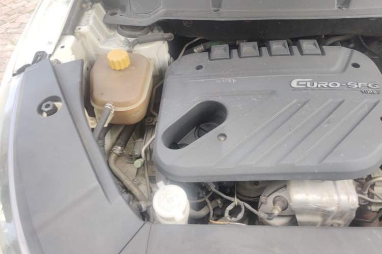 Used Dongfeng Fengon 580 2016 1.5T Manual Luxury Edition Engine Bay Right