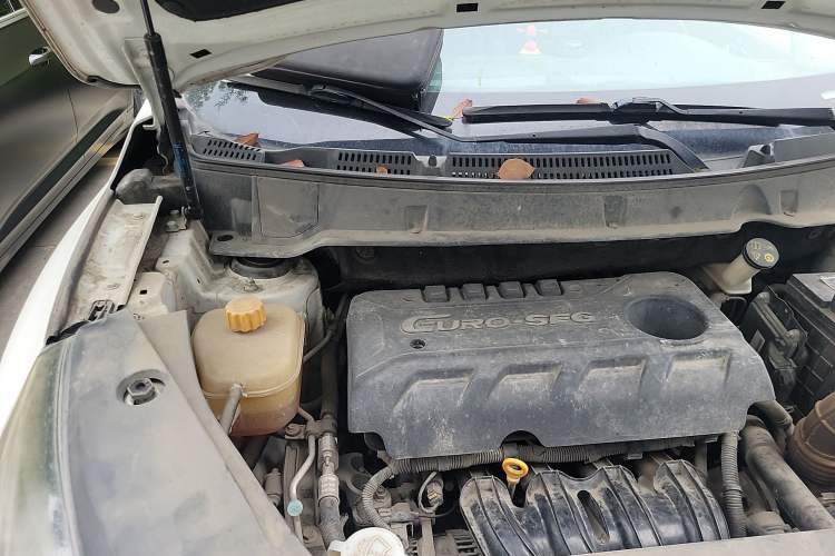Used Dongfeng Fengon 580 2016 1.8L Manual Comfort Model Engine Bay Right