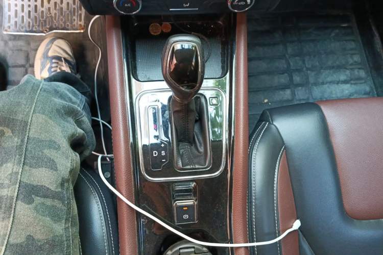 Used Dongfeng Fengon 580 2016 Revised Version 1.5T CVT Luxury Edition Gear Lever