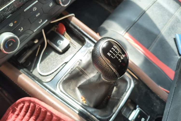 Used Dongfeng Fengon 580 2016 1.5T Manual Luxury Edition Gear Lever