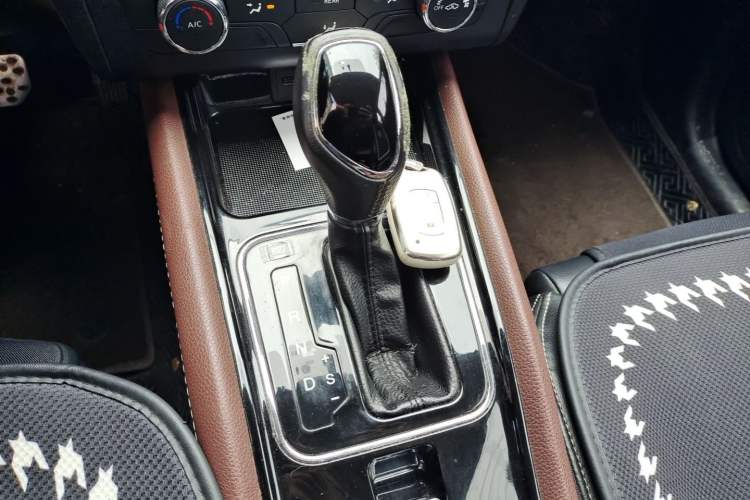 Used Dongfeng Fengon 580 2016 Revised Version 1.5T CVT Luxury Edition Gear Lever