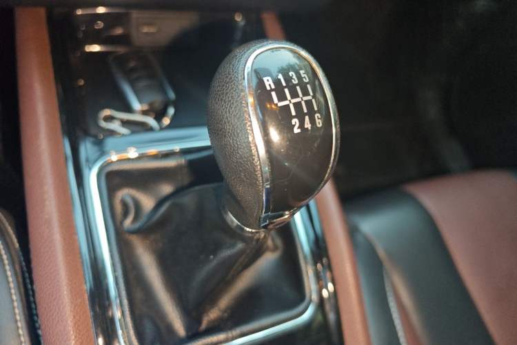 Used Dongfeng Fengon 580 2016 1.5T Manual Luxury Edition Gear Lever